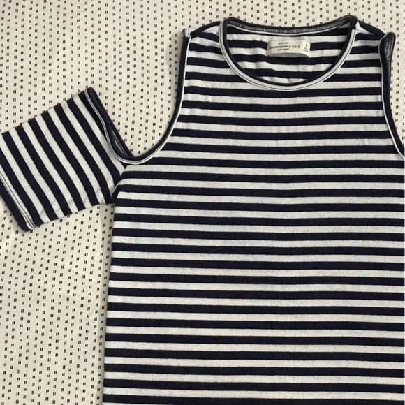 🧵Abercrombie & Fitch Women's striped off-shoulder shirt!  White and Blue Sz: M - Picture 3 of 5